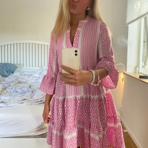 Rosa detaljerad klänning - Så fin klänning endast använd runt 5 ggr, köp för 300 plus frakt💓