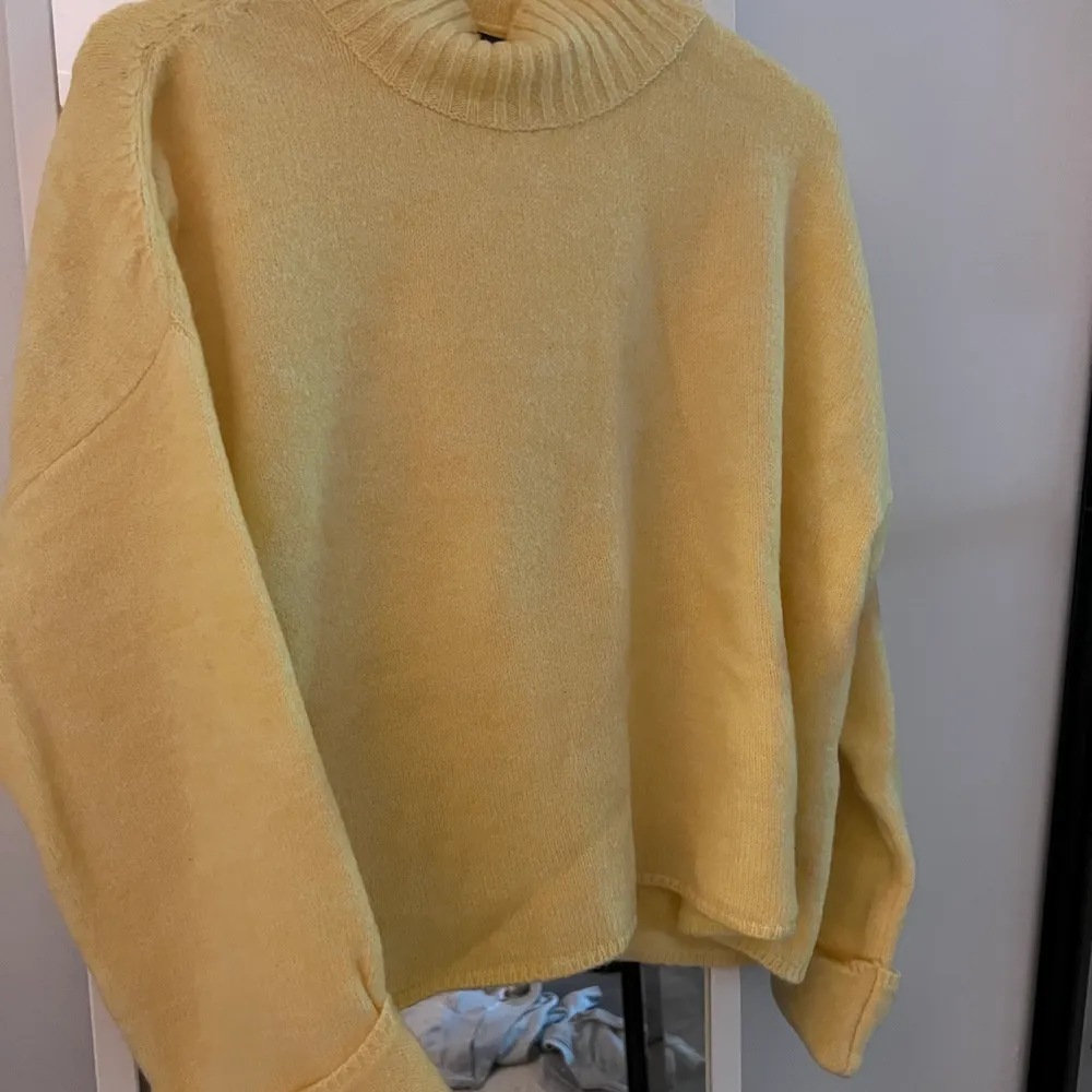 Fin stickad tröja i en fin gul färg. Knappt använd . Stickat.