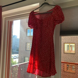Nakd klänning röd  - En supersöt sommarklänning från Nakd, passar alla tillfällen. Aldrig använd, men hunnit ta bort lappen💛 