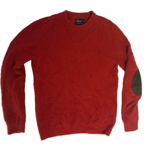 Fred Perry Tröja strlk M - Bekväm, snygg stickad tröja från Fred Perry, perfekt till hösten. Bra skick, ej nopprig. Mys 😊