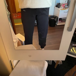 Lxa sweats  - Svarta grå mjukisbyxor från lxa med resår längst ner, strl S. Använd ca 5 gånger