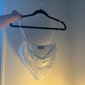 Topp - Fest topp från bershka, lite skrynklig men stryker och tvättar allt innan jag postar, säljer för 100kr