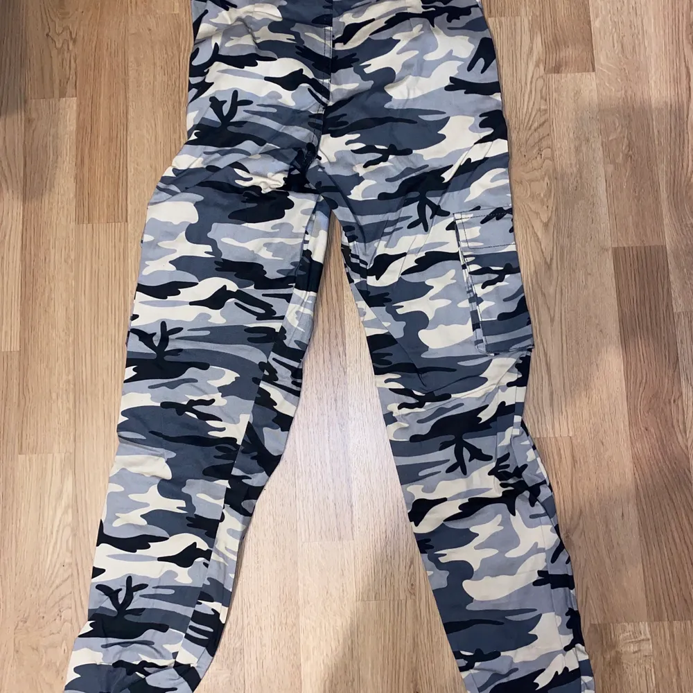 Vita camoflage byxor från madlady  Oanvända i storlek S. Jeans & Byxor.