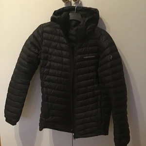 Peak performance jacka - En peak performance jacka, rätt varm. En liten skada på bakre delen av axeln men annars inga problem med jackan
