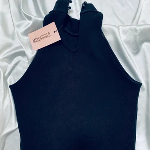 Croppad top - Svart croppad top från MISSGUIDED. Tjockare material och stretschig. Tight storl 38. Aldrig använd.