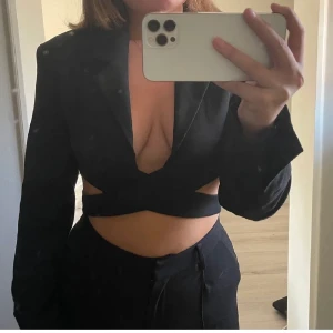 Kavaj - Säljer denna super snygga croppade fest kavajen ifrån Angelica blicks kollektion med NA-KD, endast använd vid 1 tillfälle. Köptes för 449kr men säljer för 170 kr +frakt