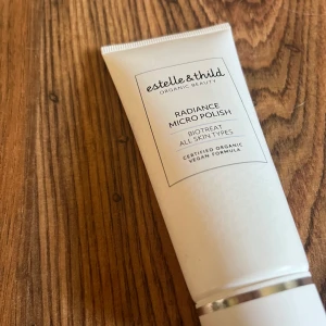 Estelle & ThildRadiance Micro Polish 50 ml - En vegansk ansiktsskrubb baserad på mikrokristaller som skonsamt exfolierar samtidigt som de stimulerar mikrocirkulationen. Den svarta fläderblomextrakten skyddar hudens naturliga fuktbarriärer och ger huden en jämn ton och hälsosam lyster.  