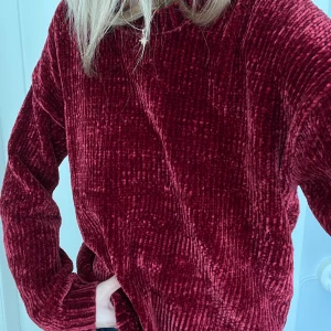 Stickad tröja - Tjock och skön stickad röd tröja. Bra skick. Storlek S