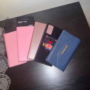 Iphon skal + samsung s 20 - Två nya rosa iphone x skal som har fickor i sig kostar 40kr styck Rosa glitriga iphone 7 skal som har fickor i sig kostar 20kr  Samsung galaxy s 20 kenzo skal = 80kr  Iphone 6 ideal of sweden skal = 40kr