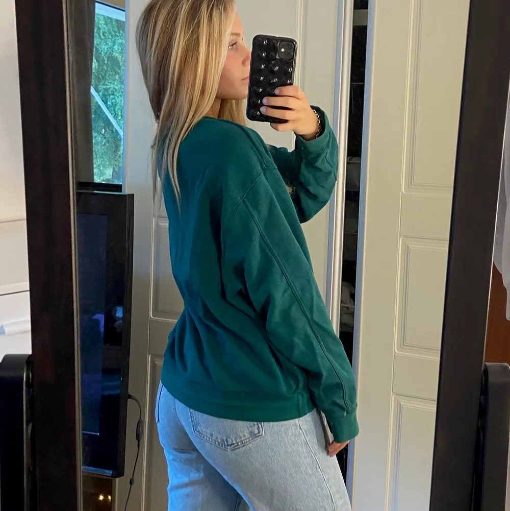 En grön tröja från Weekday i storlek L. Köpare står för frakt <3 ( tröjan är inte smutsig utan det är fläckar på spegeln).. Tröjor & Koftor.