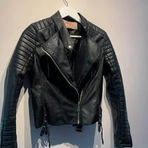 Chiquelle skinnjacka  - Chiquelle i storlek 38. Säljer för 200kr  Köparen står för frakten💗