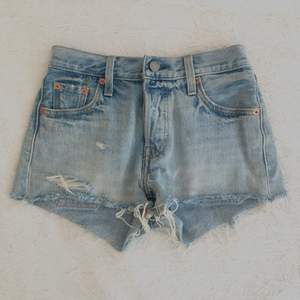 Säljer ljusblåa levis shorts i strl 23 (xxs/xs) pga de är lite små för mig. Knappt använda:)
