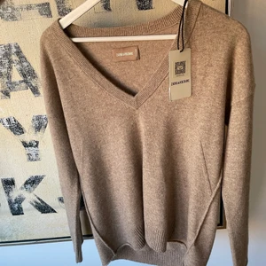 ZADIG TRÖJA⚡️⚡️💖💖 - Super snygg stickad tröja från Zadig & Voltaire!!! V ringad med guldiga stjärnor på armbågarna. Storlek M, passar S lika bra👌  Köpt i butiken i Stockholm, nypris 3500kr. ALDRIG ANVÄND!! Tar bara swish❤️