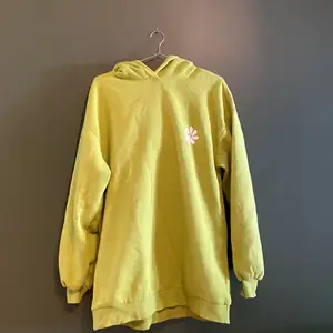Grön hoodie ifrån Gina Tricot.  Oversized  Kan mötas upp i Finspång/Linköping eller skickas emot porto