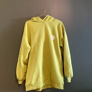 Grön Hoodie - Grön hoodie ifrån Gina Tricot.  Oversized  Kan mötas upp i Finspång/Linköping eller skickas emot porto
