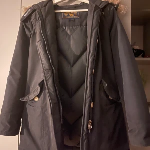Woolrich jacka  - Använd ca 1 vinter. Ord pris 6500. Köparen står för frakt.