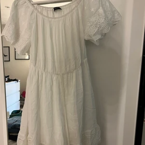 Vit klänning  - Fin klänning, oanvänd.