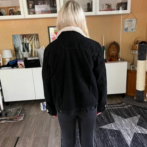 Jacka - Säljer för jag inte har användning för den💗 Köpte i vintras på newyorker. Är storlek L så man kan ha hoodie under, jag är storlek S och hade hoodies under. Är 156cm lång. Fluffigt knnut i både armar och runt kroppen. Knapp istället för dragkedja💗