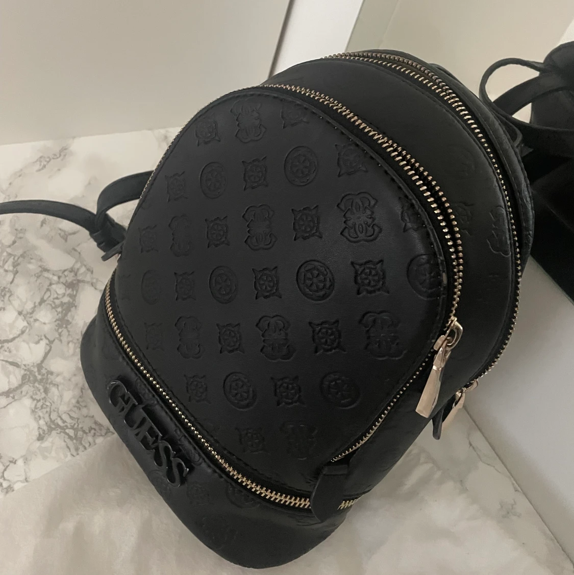 GUESS ryggsäck.  - 90