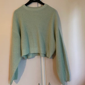 Stickad tröja S - Turkos/ grön stickad tröja från H&M i storlek S. Tröjan är croppad och i mycket fint skick. Kontakta mig vid frågor🫶🏼