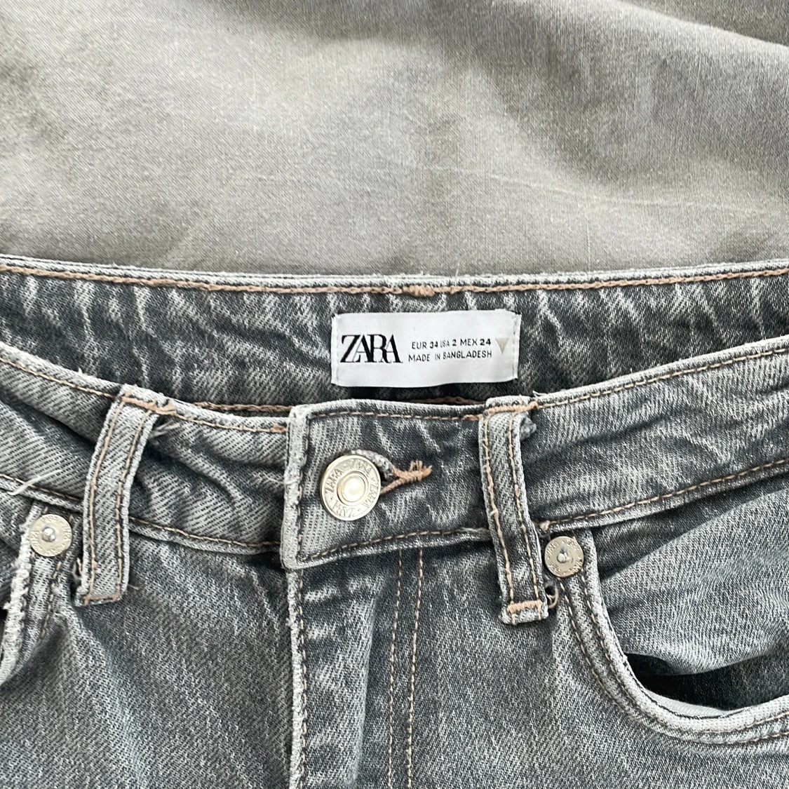 Gråa zara jeans - 91