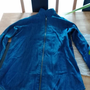 John henric - Säljer en jeans jacka av märket John henric har testat att ha på mig den men aldrig varit ute och gått med dem nyskick 