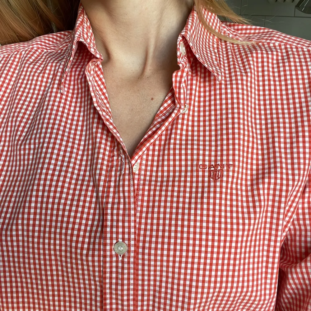 Casual gant shirt, very comfortable elastic material. I am size S and it fits perfectly . Skjortor.