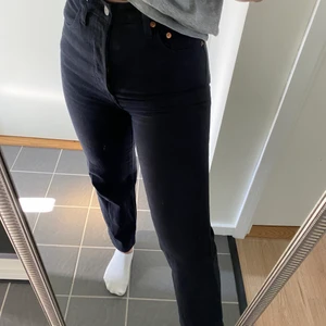 Jeans - Älskade dessa jeans från Levi’s! Men har tyvärr blivit för små för mig. Är använda men är hela och fina. Storleken är 24 i midjan, står dock inte vilken längd men tror det är 30 eller 32.🤎 Är 152 cm