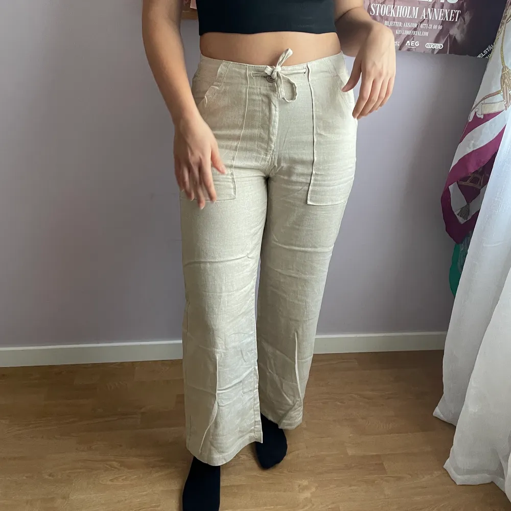 Size - S, Condition - barely worn, excellent, Style - low waisted linen cream pants, Length - 29 . Jeans & Byxor.