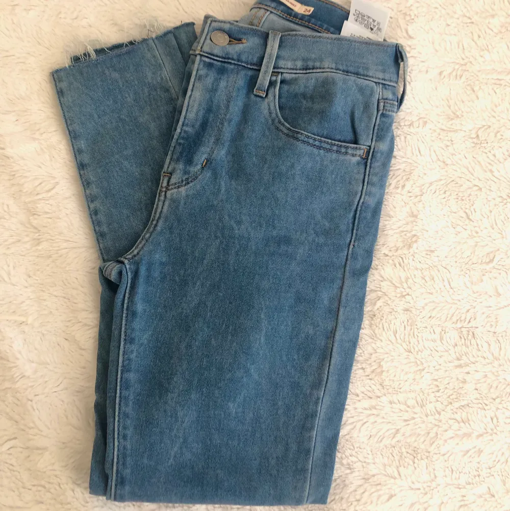Säljer mina Levis jeans i stlr 24 modell 720, köpta i new york! I mycket gott skick<3. Jeans & Byxor.