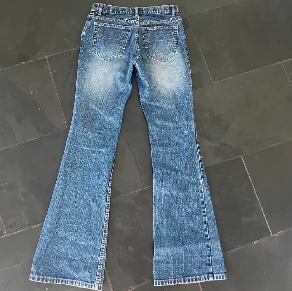 Jätte snygga populära lågmidjade bootcut jeans. Aldrig använda då de inte passade mig. Köp direkt för 650kr+ frakt ♥️♥️. Jeans & Byxor.