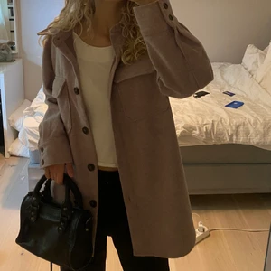 Höstjacka  - snygg höst/vårjacka i en fin smutrosa färg, med slits på båda sidor. använd ett fåtal gånger. säljs inte längre. skickar spårbar frakt! 💗