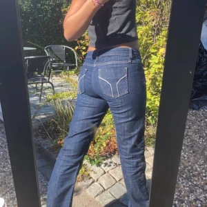 Lågmidjade jeans  - Läger ut igen pga oseriös köpare. Miss sixty Lågmidjade jeans Super fina och trendiga!De har ramlat av några rhinestones men de är inget man ser INNERBENSLÄNGDEN 85 cm.kontakta gärna för mer bilder och info.😁 Köp direkt för 250kr+frakt OBS frakt ingår ej 