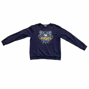 Kenzo tröja tiger  - Blå kenzo tröja med tiger inbroderad på framsidan. Bra skick. Riktigt skön och passform som inte är lös men inte för tajt. Nypris 1100kr och den är i storlek 164 vilket är ungefär som small. Pris kan förhandlas vid kontakt och snabbt köp.