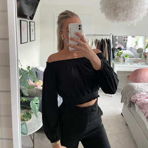 Offshoulder top - Svart offshoulder top från H&M med en mudd upptill och nedtill. Så användbar 💕