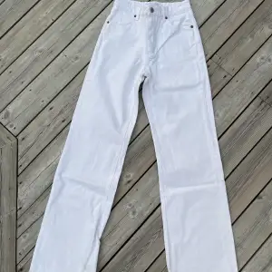Vita raka jeans i populär modell från Zara. Material: bomull. Anmärkning: Inga. Sparsamt använda! Storlek 36. Kan mötas upp i sthlm!