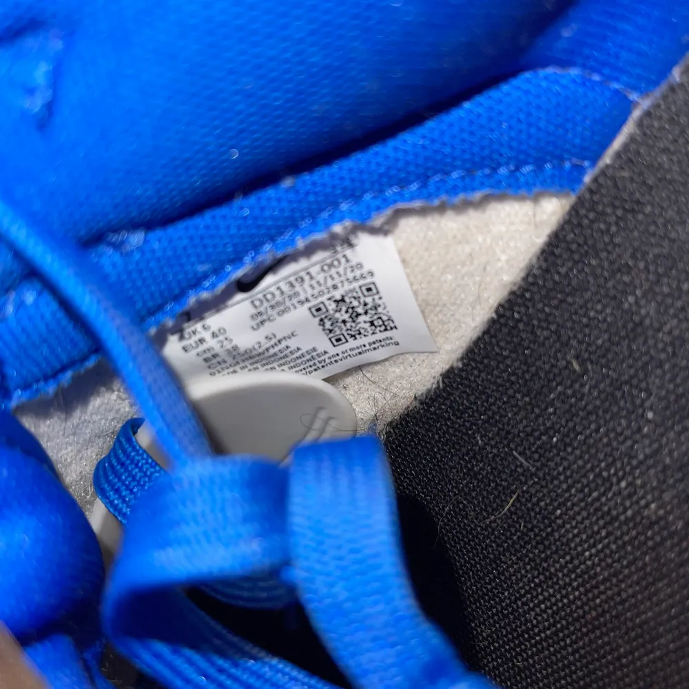 Ett par Nike dunk low retro hyper cobalt i jätte bra skick🔥 priset kan diskuteras vid snabb affär🔥 (CREASE SKYDD INGÅR) låda och kvitto finns 🧾 📦. Skor.