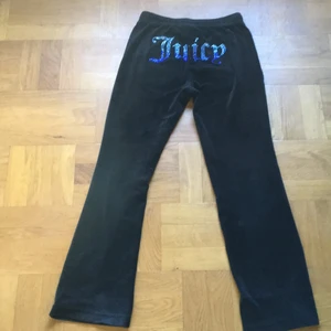 Juicy byxor - Jag säljer dessa Juciy byxor eftersom de inte används så ofta och är lite för stora i midjan på mig. De har varit uppsydda eftersom de var för långa men det är inget som syns. Ena metall saken har gått av men inget man tänker på mycket💗