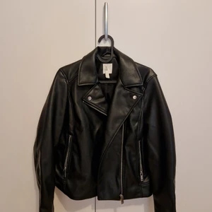 HM skinnjacka, storlek 36 - Svart skinnjacka från H&m, storlek 36. Den är för liten för mig, använd två gånger.
