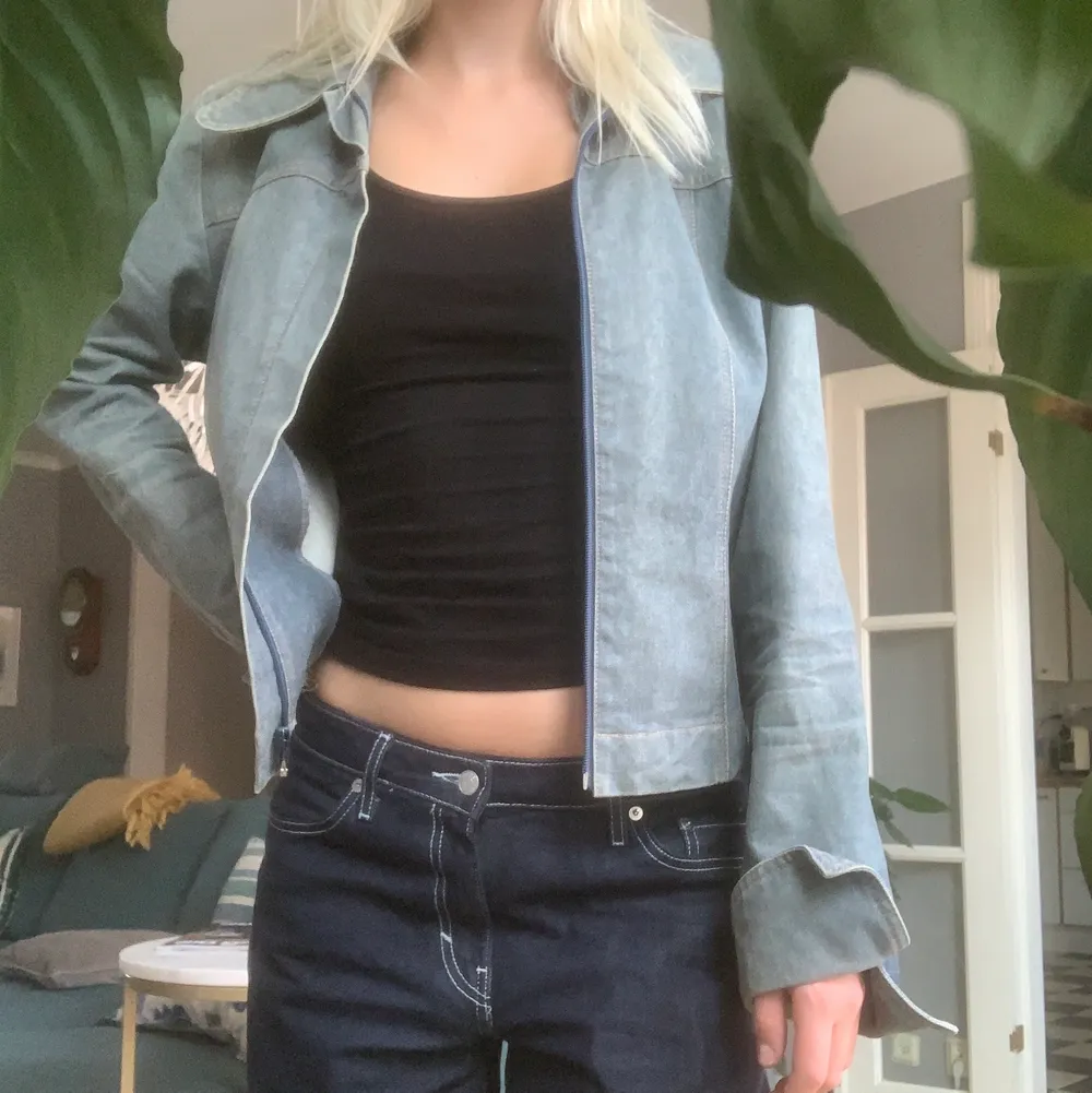 Jeansjacka i strl 40 i worn-wash i 70-tals modell. (posten kan bli billigare beroende på hur stort paket som behövs) :)). Jackor.