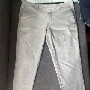 J Lindeberg Chinos  - Grå nästan helt nya J Lindeberg chinos, köptes för 1299, säljer för 349. Sitter perfekt på dig som är runt 185 cm 
