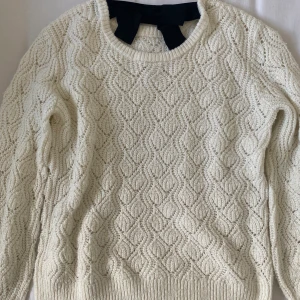 Stickad tröja - Vit stickad tröja från Lindex med knytning bak. Bra skick och superfin nu i höst. köptes på Lindex barnavdelning för länge sen. Det står att storleken är 146/152 och jag skulle säga att den passar xs/s.💕