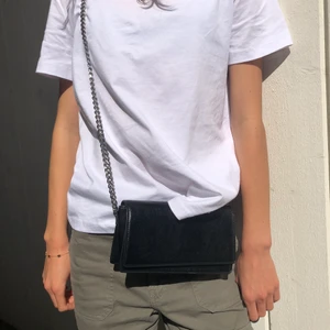 Svart väska med kedja från Mango - Cool väska med silver kedja,smart förvaring inuti. Inga skador och knappt andvänd!😎