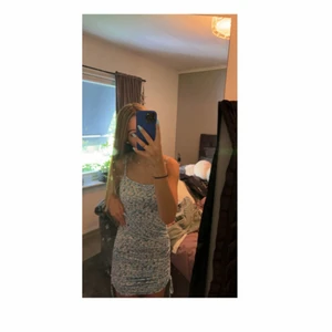 Kläning - En fin sommar klänning från SHEIN storlek S😍säljer denna fina kläning för att den aldrig har kommit till användning 🥰den skjusterbar på kanterna så den kan va lång och kort❤️köparen står för frakten! 