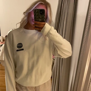 Vit sweatshirt  - Vit sweatshirt från hm. Använd fåtal gånger. Storlek XS💓