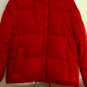 Jacka  - En röd jacka från hm 