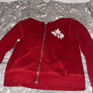 Dsquard2 - En snygg röd dsquard2 hoddie bra skick. Går att pruta lite