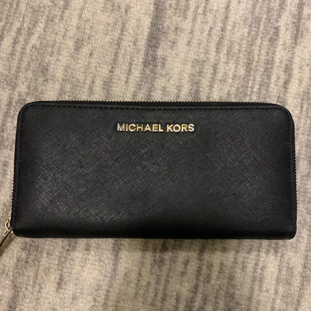 En äkta Michael kors plånbok, köpt för ungefär cirka 1 år sedan och använd enbart ett fåtal gånger. . Accessoarer.