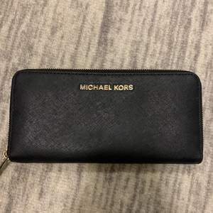 En äkta Michael kors plånbok, köpt för ungefär cirka 1 år sedan och använd enbart ett fåtal gånger. 