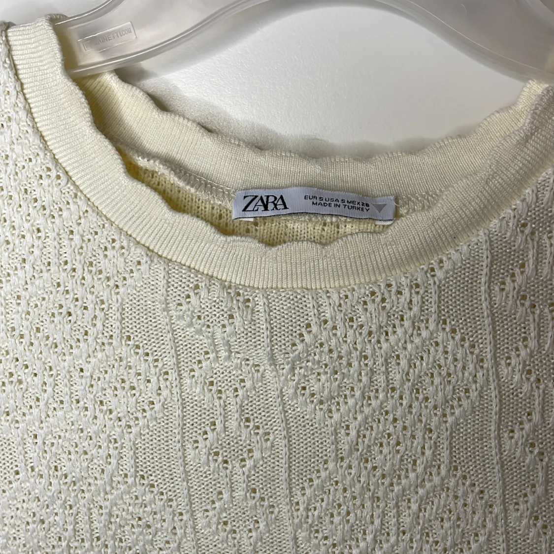 Fin ”stickad” tröja/topp i väldigt gott skick från Zara💘👌 - 90